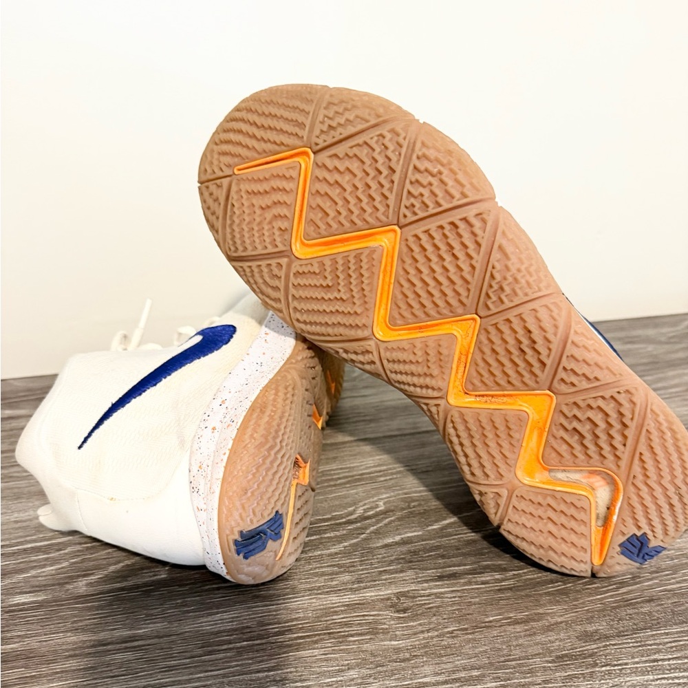 Nike Men’s Kyrie 4 Uncle Drew Shoes - Picture 7 of 10